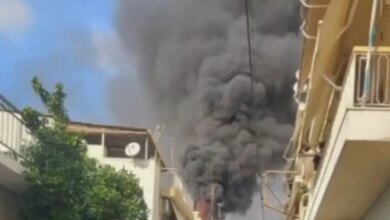 Φωτιά-σε-ταράτσα-σπιτιού-στους-Αγίους-Αναργύρους:-Ακούστηκαν-εκρήξεις-–-Δείτε-βίντεο