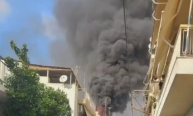 Φωτιά-σε-ταράτσα-σπιτιού-στους-Αγίους-Αναργύρους:-Ακούστηκαν-εκρήξεις-–-Δείτε-βίντεο