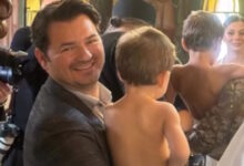 Ο-Ιωάννης-Απέργης-βάφτισε-τους-δύο-γιους-του:-Πλάνα-από-το-μυστήριο-και-το-πάρτι-που-ακολούθησε