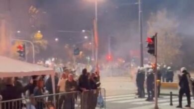 Σερβία:-Επεισόδια-έξω-από-το-κοινοβούλιο-όπου-κάνει-απεργία-πείνας-η-μητέρα-θύματος-της-τραγωδίας-στο-Νόβι-Σαντ