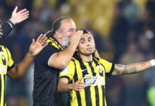 ΑΕΚ:-Το-φιλί-του-Μάριου-Ηλιόπουλου-στον-Πινέδα