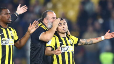 ΑΕΚ:-Το-φιλί-του-Μάριου-Ηλιόπουλου-στον-Πινέδα