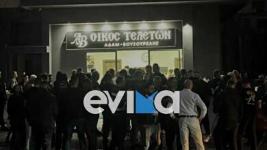 Εύβοια:-Γραφείο-τελετών-έκανε-εγκαίνια-και-«βούλιαξε»-από-κόσμο-–-Η-τούρτα-σε-σχήμα-φέρετρου
