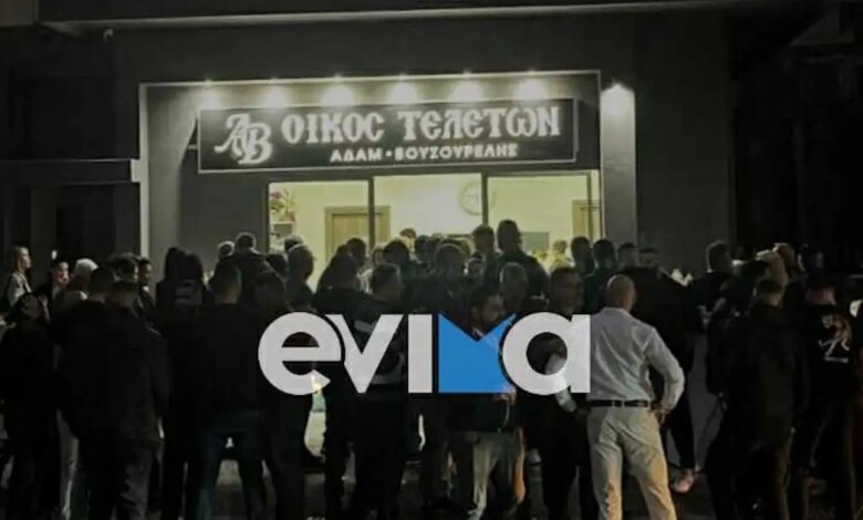 Εύβοια:-Γραφείο-τελετών-έκανε-εγκαίνια-και-«βούλιαξε»-από-κόσμο-–-Η-τούρτα-σε-σχήμα-φέρετρου