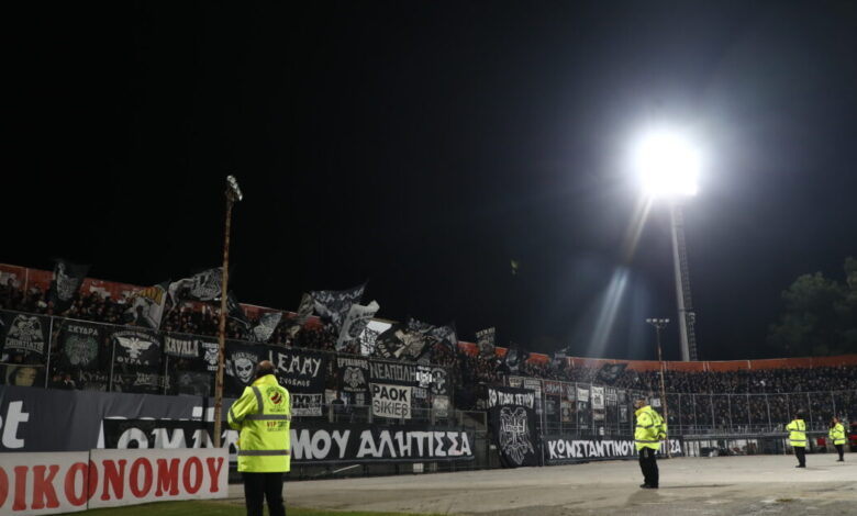 Οι-οπαδοί-του-ΠΑΟΚ-έμειναν-να-μαζέψουν-τα-σκουπίδια-μετά-την-πορεία-τους-στις-Σέρρες