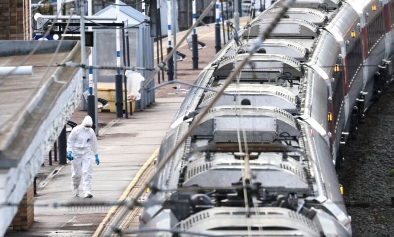 Βρετανία:-Σε-κρίσιμη-κατάσταση-ο-ήρωας-–-σιδηροδρομικός-υπάλληλος-που-έσωσε-δεκάδες-ζωές-στην-επίθεση-με-μαχαίρι-σε-τρένο