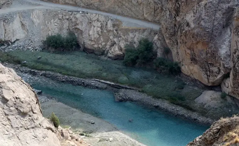 Ιστορική-ξηρασία-πλήττει-το-Ιράν-Η-Τεχεράνη-κινδυνεύει-να-μείνει-χωρίς-πόσιμο-νερό