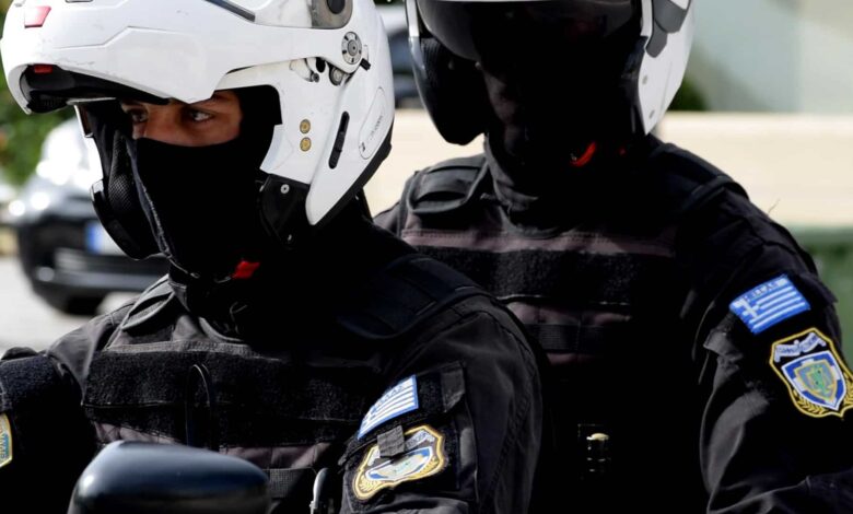 Τρόμος-στη-Λάρισα:-Βγήκε-με-μπαλτά-στο-χέρι-στη-γειτονιά!