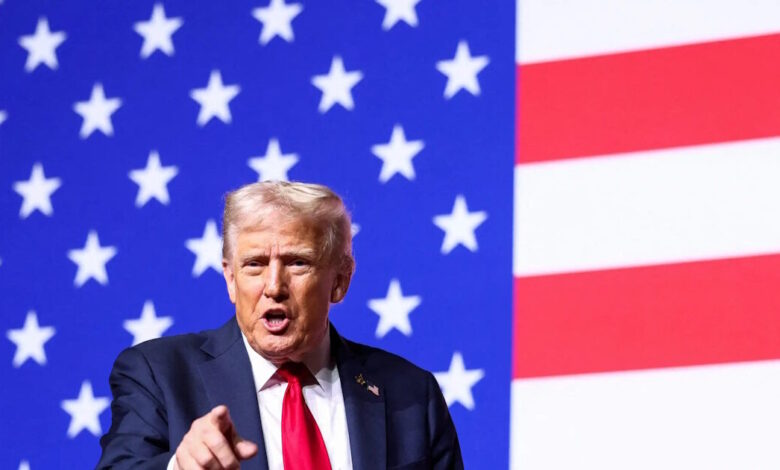 Ένας-χρόνος-από-την-εκλογή-του-Ντόναλντ-Τραμπ:-Δασμοί,-άμυνα,-περικοπές-δαπανών,-και-τα-αλλεπάλληλα-«σκωτσέζικα-ντους»-σε-οικονομία-και-αγορές