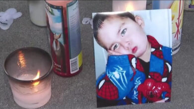 Φρίκη-στις-ΗΠΑ:-Αγόρι-8-ετών-βρέθηκε-νεκρό-μέσα-σε-φορητό-ψυγείο-–-Η-μητέρα-και-η-γιαγιά-του-κατηγορούνται-για-φόνο