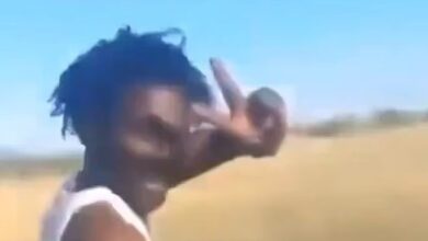 Σουδάν:-Ανατριχιαστικό-βίντεο-με-ένοπλο-να-εκτελεί-άοπλο,-να-κάνει-το-σήμα-της-νίκης-και-να-γελάει-στην-κάμερα