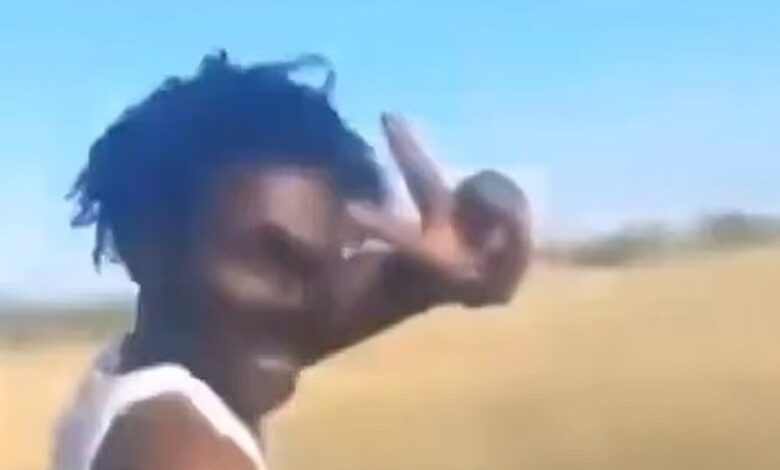 Σουδάν:-Ανατριχιαστικό-βίντεο-με-ένοπλο-να-εκτελεί-άοπλο,-να-κάνει-το-σήμα-της-νίκης-και-να-γελάει-στην-κάμερα