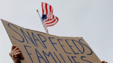 Ένας-μήνας-shutdown-στις-ΗΠΑ:-Δημόσιοι-υπάλληλοι-χάνουν-σπίτια-και-αυτοκίνητα-–-«Μοιραζόμαστε-κονσέρβες-και-μακαρόνια»