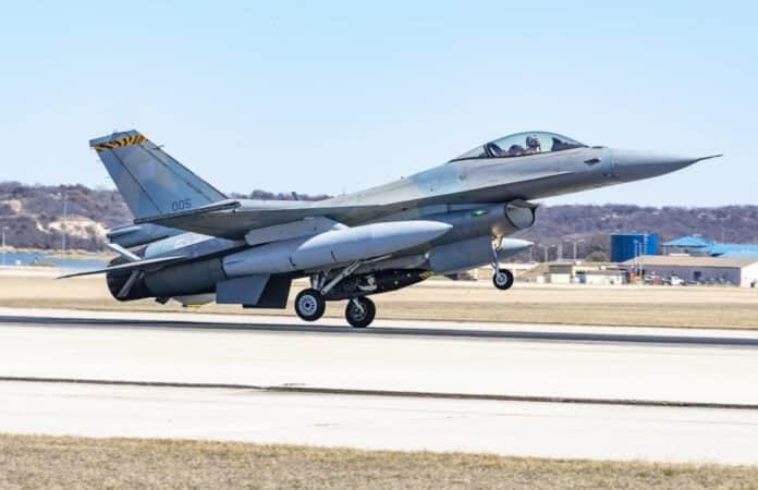 Χαμηλή-διέλευση-f-16-πάνω-από-την-Καρδίτσα-την-Τετάρτη