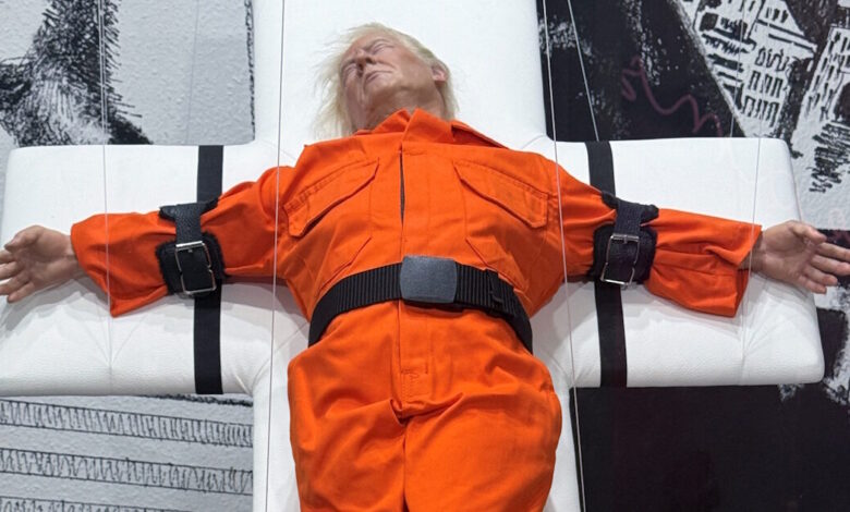 Ο-Τραμπ-«εσταυρωμένος»-με-στολή-μελλοθάνατου-σε-γκαλερί-στην-Ελβετία-–-Φωτογραφίες-με-το-ομοίωμά-του