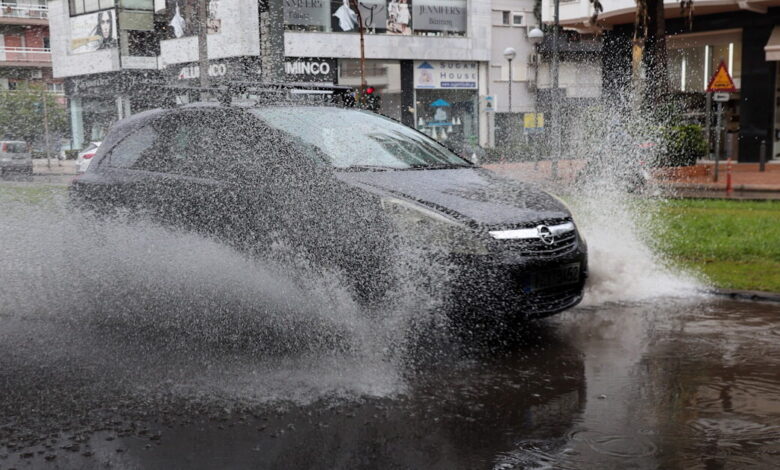 Καιρός:-Παρέλυσε-η-Αθηνών-Λαμίας-λόγω-ισχυρών-βροχοπτώσεων-–-Φωτιά-σε-κολώνα-της-ΔΕΗ-από-κεραυνό-στη-Χαλκίδα
