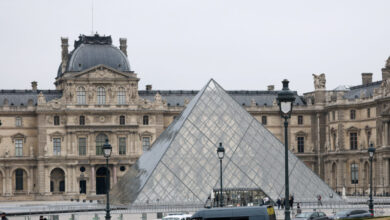 Λούβρο:-youtuber-του-μότοκρος-ο-ένας-από-τους-συλληφθέντες-της-«κλοπής-του-αιώνα»-–-Κατόπιν-παραγγελίας-η-ληστεία,-είπαν-οι-δύο-δράστες-στις-απολογίες-τους