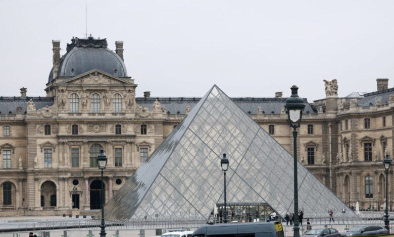 Λούβρο:-youtuber-του-μότοκρος-ο-ένας-από-τους-συλληφθέντες-της-«κλοπής-του-αιώνα»-–-Κατόπιν-παραγγελίας-η-ληστεία,-είπαν-οι-δύο-δράστες-στις-απολογίες-τους