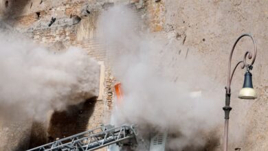 Η-Ρώμη-σε-πένθος:-Μεσίστιες-οι-σημαίες-για-τον-νεκρό-εργάτη-στον-Πύργο-των-Κόμηδων-–-Συνεχίζεται-η-εισαγγελική-έρευνα-για-εξ-αμελείας-ανθρωποκτονία