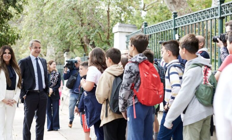 Κίμπερλι-Γκίλφοϊλ-και-Κυριάκος-Μητσοτάκης-βγήκαν-από-το-Μέγαρο-Μαξίμου-και-χαιρέτησαν-μικρούς-μαθητές