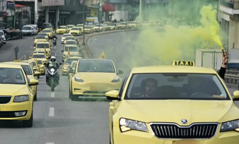 Απεργία-ταξί-σήμερα:-Κίτρινη-αυτοκινητοπομπή-προς-το-υπουργείο-Μεταφορών-από-τους-οδηγούς-–-Δείτε-βίντεο
