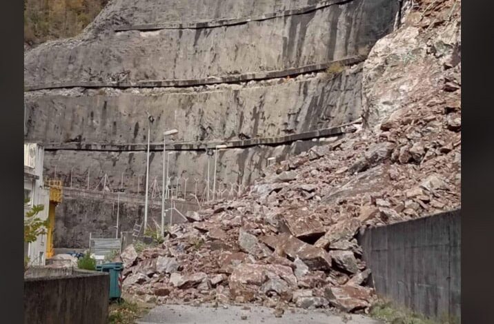 Συνεχίζεται-η-κατολίσθηση-στη-Γλύστρα-–-ΔΕΗ-και-γεωλόγοι-θα-κάνουν-σήμερα-αυτοψία