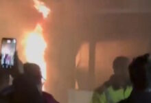 Οπαδοί-της-Μπαρτσελόνα-άναψαν-πυρσούς-μέσα-σε-λεωφορείο-που-τους-μετέφερε-και-το-όχημα-πήρε-φωτιά