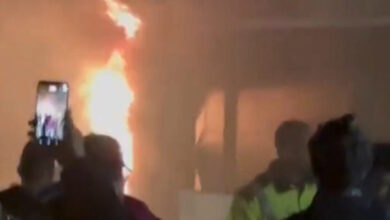 Οπαδοί-της-Μπαρτσελόνα-άναψαν-πυρσούς-μέσα-σε-λεωφορείο-που-τους-μετέφερε-και-το-όχημα-πήρε-φωτιά