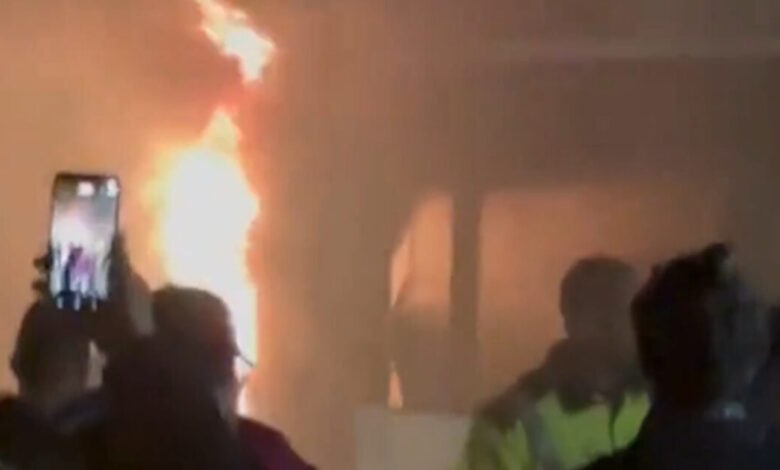 Οπαδοί-της-Μπαρτσελόνα-άναψαν-πυρσούς-μέσα-σε-λεωφορείο-που-τους-μετέφερε-και-το-όχημα-πήρε-φωτιά