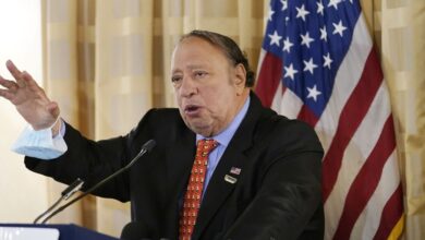 Έξαλλος-ο-Τζον-Κατσιματίδης-με-τον-Ζοχράν-Μαμντάνι:-«Δεν-δίνω-δεκάρα-για-τα-παντοπωλεία»