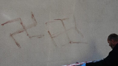 Γερμανία:-Άγνωστοι-ζωγράφισαν-σβάστικες-με-αίμα-σε-αυτοκίνητα-και-τοίχους-στην-πόλη-Χανάου