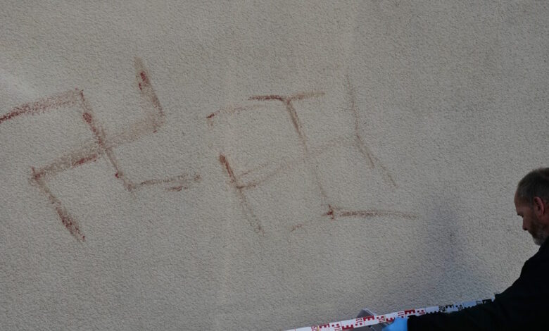 Γερμανία:-Άγνωστοι-ζωγράφισαν-σβάστικες-με-αίμα-σε-αυτοκίνητα-και-τοίχους-στην-πόλη-Χανάου