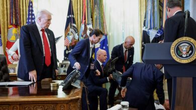 Κατέρρευσε-δίπλα-στον-Τραμπ-στέλεχος-φαρμακευτικής-κατά-τη-διάρκεια-ανακοινώσεων-για-φάρμακα-κατά-της-παχυσαρκίας-μέσα-στο-Οβάλ-Γραφείο