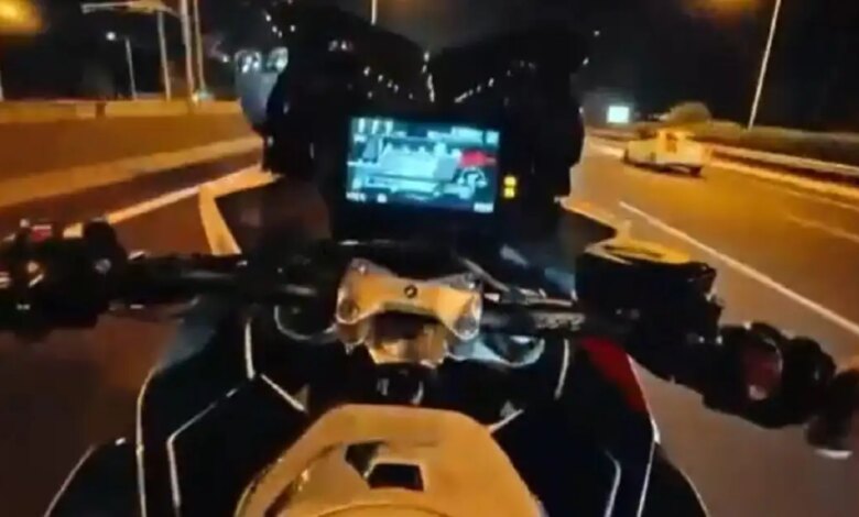 Αττική-Οδός:-Εντοπίστηκαν-τα-δύο-άτομα-που-έτρεχαν-με-πάνω-από-250χλμ-και-ανέβασαν-το-βίντεο-στα-social-media