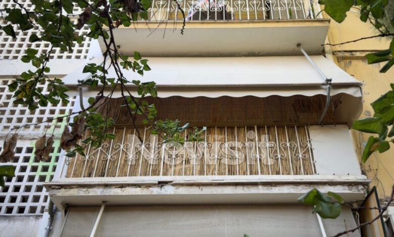 Αιγάλεω:-Συχνοί-οι-καυγάδες-μεταξύ-της-29χρονης-και-του-πατέρα-της-–-«Πριν-την-μαχαιρώσει,-ακούγονταν-φωνές,-τσακώνονταν»