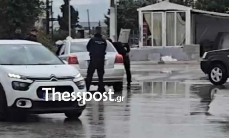Θεσσαλονίκη:-Βίντεο-με-τους-αστυνομικούς-μέσα-σε-καταυλισμό-Ρομά-–-Εντατικοί-οι-έλεγχοι-στα-αυτοκίνητα-των-κατοίκων