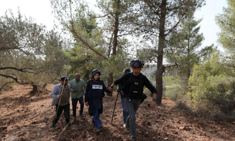Δυτική-Όχθη:-Ισραηλινοί-έποικοι-επιτέθηκαν-σε-Παλαιστίνιους-και-δημοσιογράφους-κατά-τη-συγκομιδή-ελιών