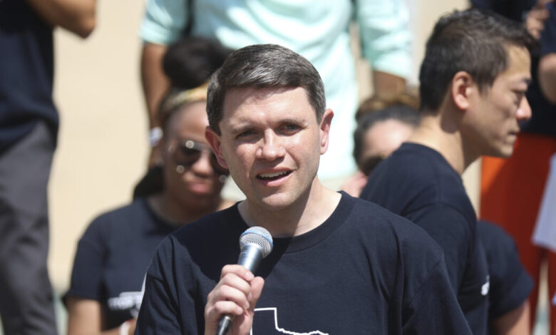 ΗΠΑ:-Σάλος-με-χριστιανό-Δημοκρατικό-στο-Τέξας-–-Ακολουθεί-πορνοστάρ-και-μοντέλα-onlyfans-στο-instagram