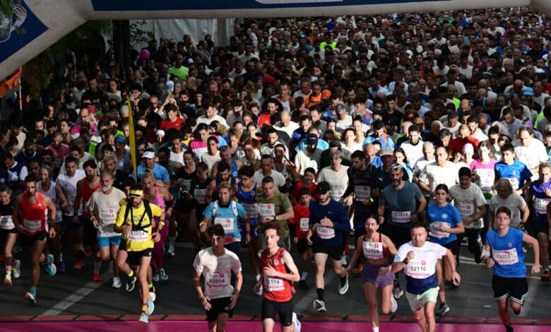 42ος-Αυθεντικός-Μαραθώνιος-Αθήνας-2025:-Ποιοι-δρόμοι-θα-είναι-κλειστοί-την-Κυριακή-–-Πώς-θα-κινηθούν-μετρό,-τραμ-και-ηλεκτρικός