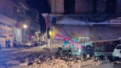 Τρόμος-στα-Χανιά:-Μπαλκόνι-4ου-ορόφου-κατέρρευσε-στη-μέση-του-δρόμου-–-Διασκορπίστηκαν-παντού-συντρίμμια-από-τσιμέντο