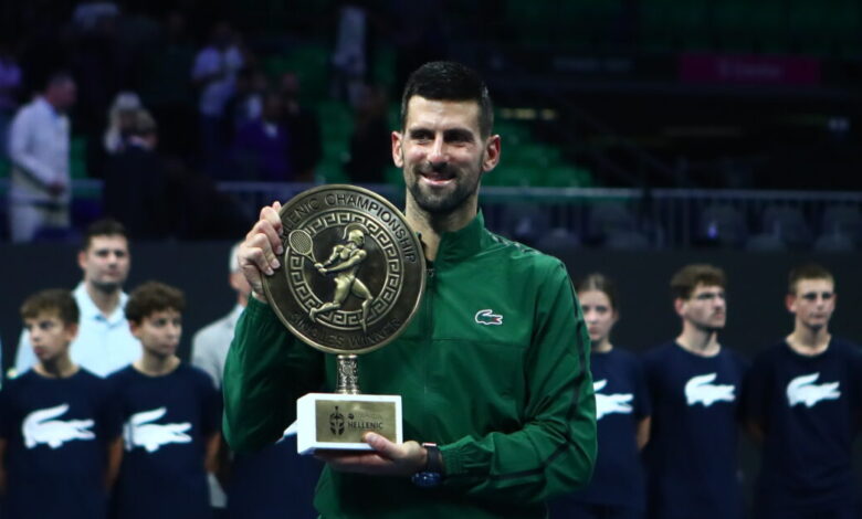 Νόβακ-Τζόκοβιτς:-Η-απονομή-του-τροπαίου-στο-hellenic-championship-και-η-φωτογραφία-με-τον-Στέφανο-Τσιτσιπά