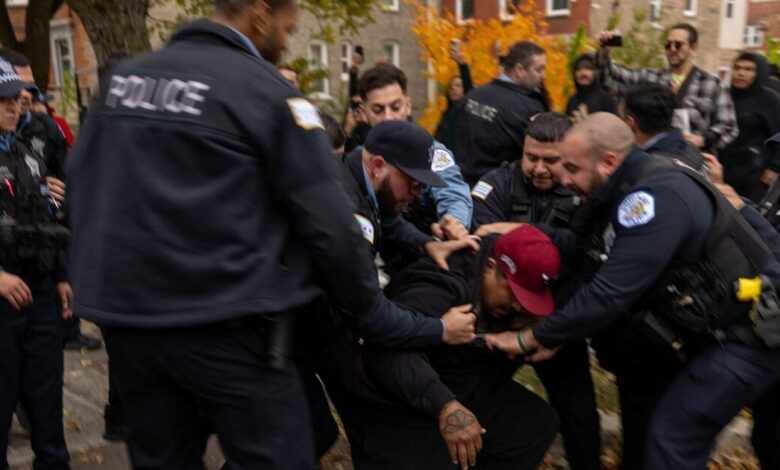 Σικάγο:-Πυροβολισμοί-κατά-αστυνομικών-σε-διαδήλωση-μετά-από-μαζικές-συλλήψεις-μεταναστών-–-Τους-πέταξαν-μπογιές-και-τούβλα