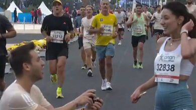 42ος-Αυθεντικός-Μαραθώνιος-Αθήνας-2025:-Πρόταση-γάμου-στον-τερματισμό-των-10-χλμ-–-Γονάτισε-και-αυτή-είπε-το-«ναι»