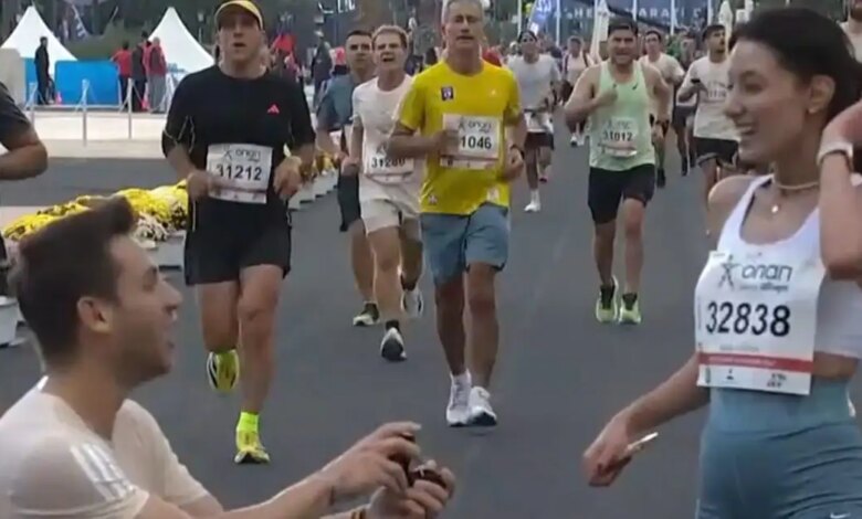 42ος-Αυθεντικός-Μαραθώνιος-Αθήνας-2025:-Πρόταση-γάμου-στον-τερματισμό-των-10-χλμ-–-Γονάτισε-και-αυτή-είπε-το-«ναι»