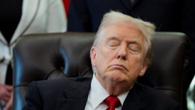 Ο-«υπναράς»-Τραμπ-επέστρεψε:-Χαμός-στα-social-media-με-τον-Αμερικανό-πρόεδρο-να-έχει-κλειστά-μάτια-σε-σημαντική-εκδήλωση