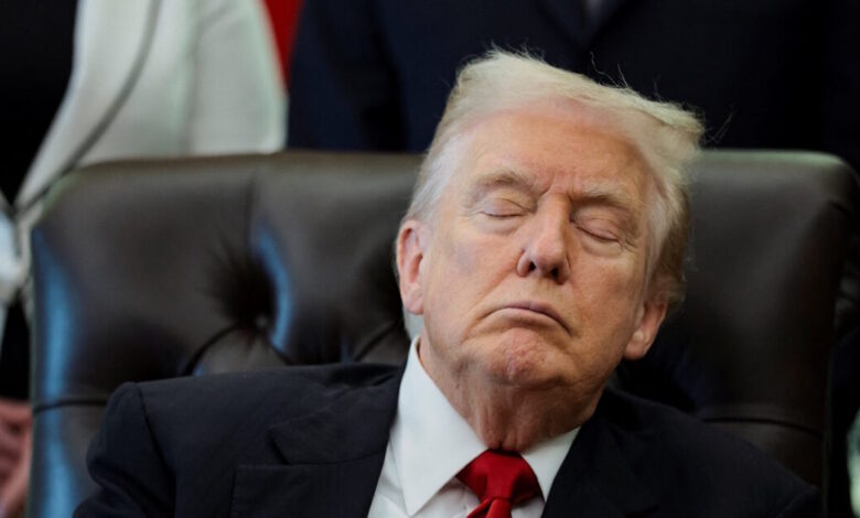 Ο-«υπναράς»-Τραμπ-επέστρεψε:-Χαμός-στα-social-media-με-τον-Αμερικανό-πρόεδρο-να-έχει-κλειστά-μάτια-σε-σημαντική-εκδήλωση