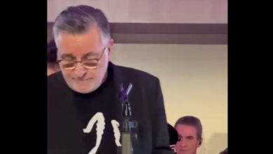 Ο-Γιώργος-Κουβαράς-τραγουδάει-Τόλη-Βοσκόπουλο-με-τον-Ανδρέα-Λοβέρδο-στα-ντραμς-–-Δείτε-βίντεο