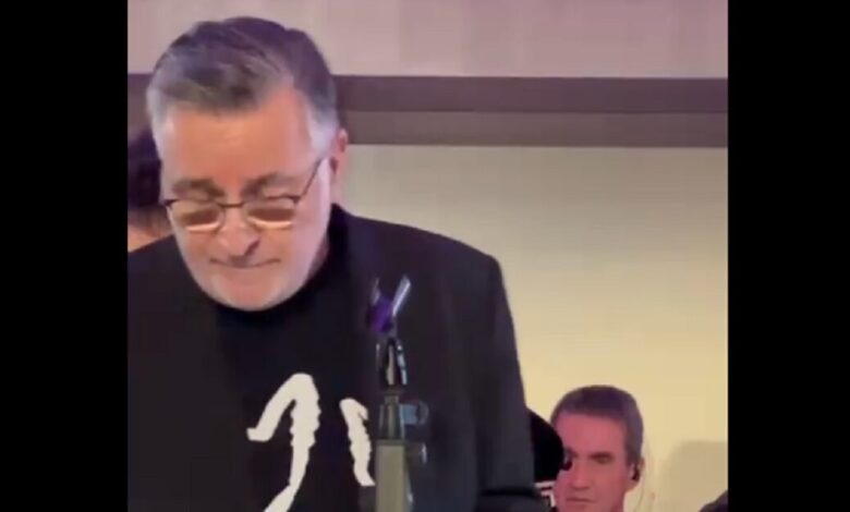 Ο-Γιώργος-Κουβαράς-τραγουδάει-Τόλη-Βοσκόπουλο-με-τον-Ανδρέα-Λοβέρδο-στα-ντραμς-–-Δείτε-βίντεο