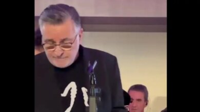 Ο-Γιώργος-Κουβαράς-τραγουδάει-Τόλη-Βοσκόπουλο-με-τον-Ανδρέα-Λοβέρδο-στα-ντραμς-–-Δείτε-βίντεο