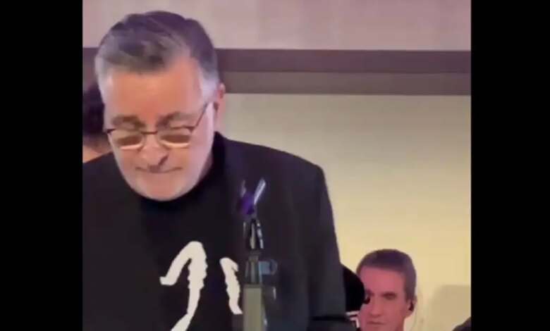 Ο-Γιώργος-Κουβαράς-τραγουδάει-Τόλη-Βοσκόπουλο-με-τον-Ανδρέα-Λοβέρδο-στα-ντραμς-–-Δείτε-βίντεο